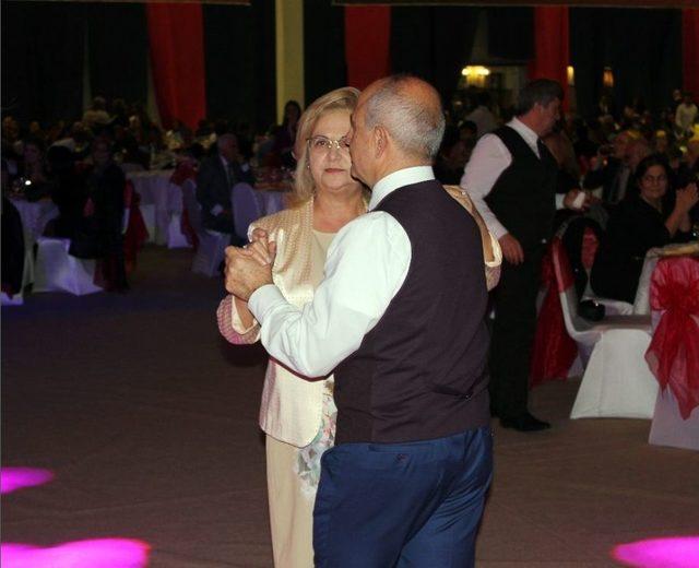 B&uuml;y&uuml;k&ccedil;ekmeceli &Ouml;ğretmenler B&uuml;lent Serttaş Şarkılarıyla Eğlendi 1