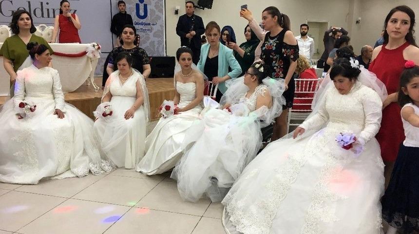 &Uuml;sk&uuml;dar&rsquo;da Engelli Gen&ccedil; Kızlar İ&ccedil;in Temsili Kına Gecesi D&uuml;zenlendi