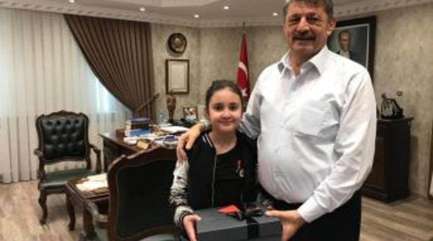 Minik Misafirden Koskocaman Hediye