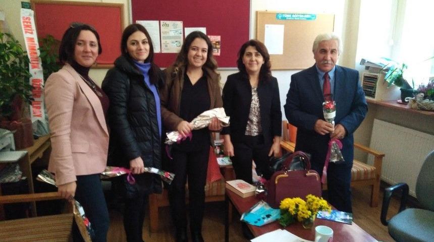 &Ouml;ğretmenlerin G&uuml;n&uuml;n&uuml; Karanfille Kutladılar