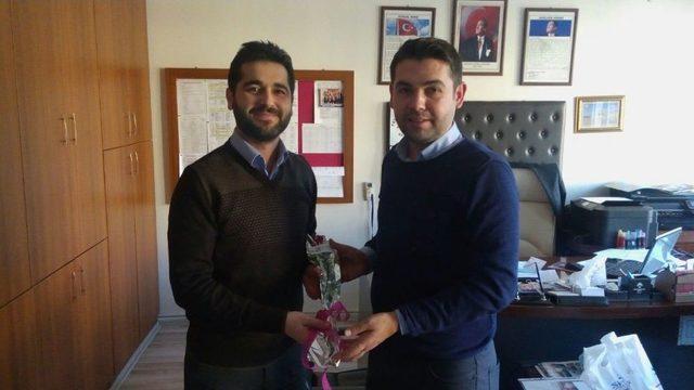 &Ouml;ğretmenlerin G&uuml;n&uuml;n&uuml; Karanfille Kutladılar 1