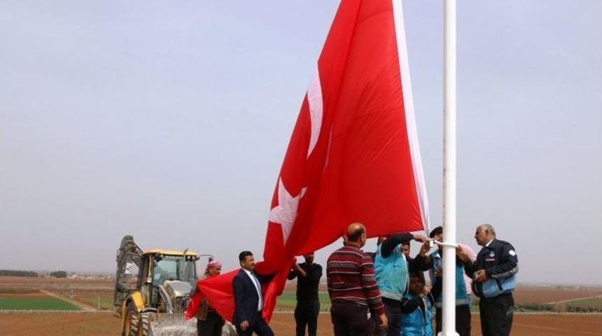 Suriye Sınırındaki Ak&ccedil;akale&rsquo;ye İki Dev T&uuml;rk Bayrağı Dikildi