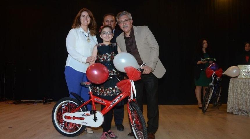 Pursaklar&rsquo;da 20 Bin Kişi Kitap Okudu