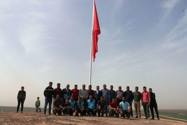 Suriye Sınırındaki Akçakale’ye İki Dev Türk Bayrağı Dikildi