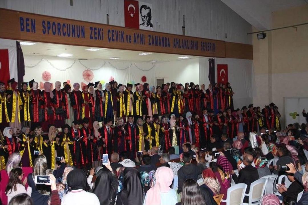 Oltu İbn-i Sina Mesleki Ve Teknik Anadolu Lisesi&rsquo;nde Muhteşem Mezuniyet Gecesi