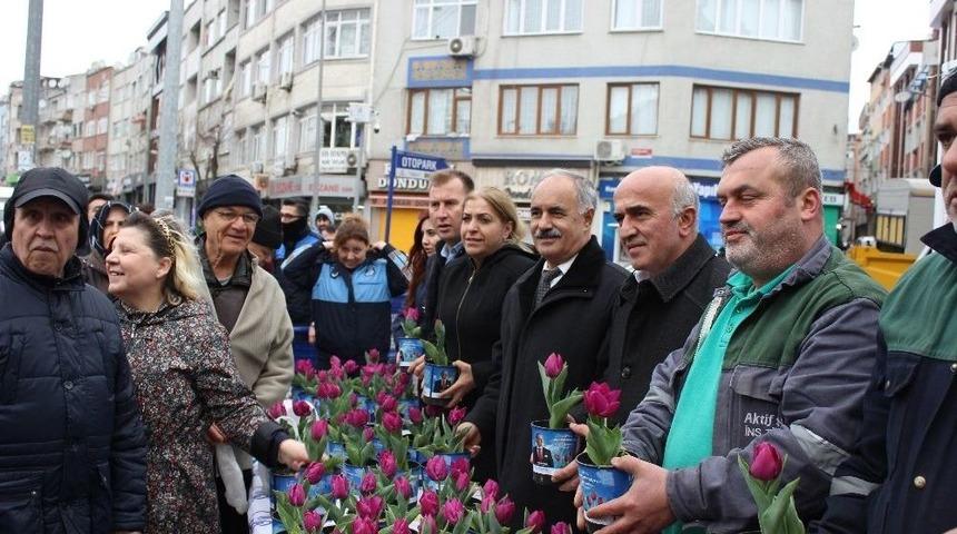 Bayrampaşa Belediye Başkanı Aydıner Vatandaşlara Lale Dağıttı