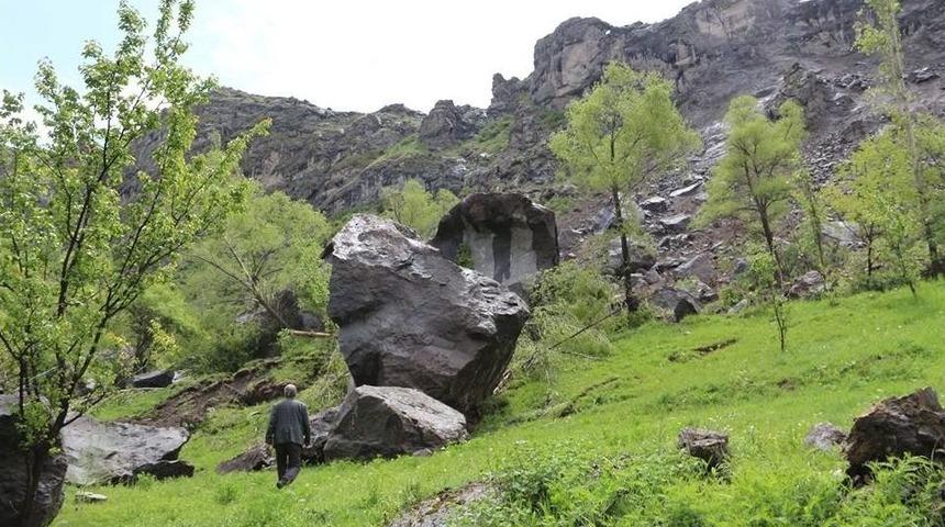 Bahçelere Kaya Yağdı