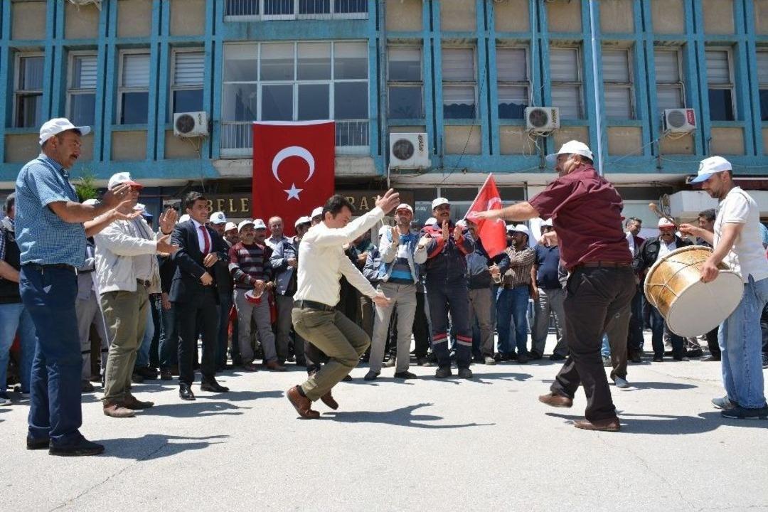 Sendikalı Olmanın Sevincini Halay &Ccedil;ekerek Kutladılar