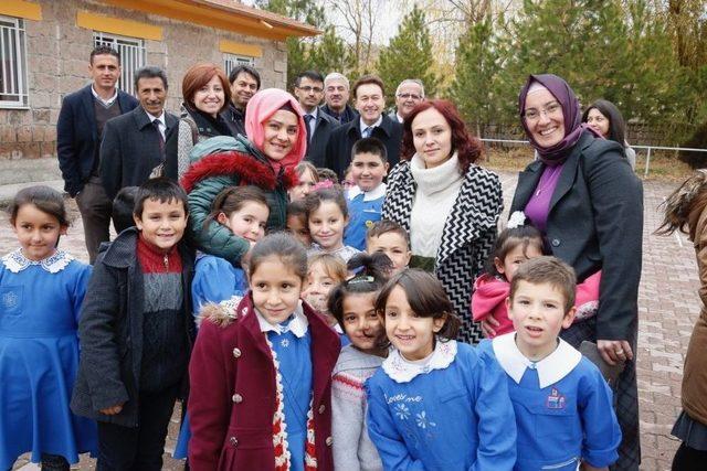 Agü’den Köy Okuluna Destek