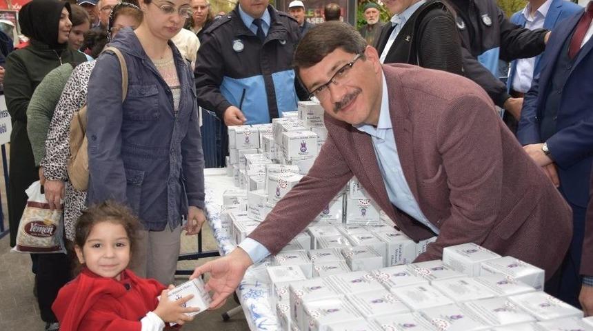 Başkan &Ccedil;elik Vatandaşlara Kandil Simidi Dağıttı