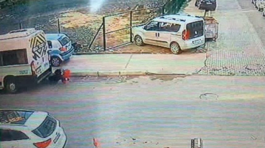 (&ouml;zel Haber) Kucağında Bebeğiyle Servis Minib&uuml;s&uuml;n&uuml;n Altında Kaldı