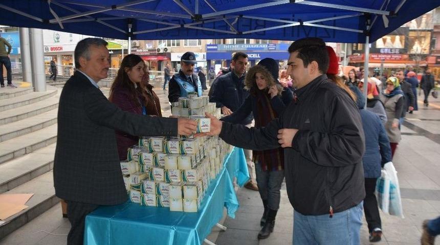 İzmit Belediyesi Kandil Simidi Dağıttı