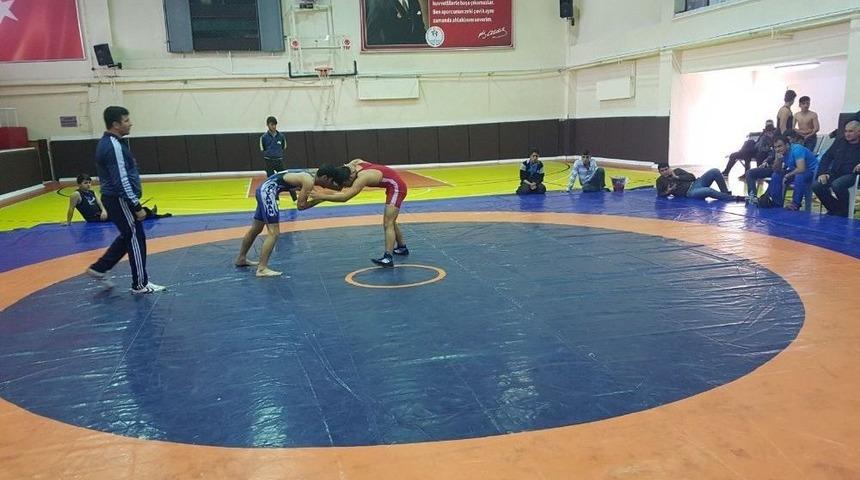 Akıncılar &Ccedil;ok Programlı Anadolu Lisesi &Ouml;ğrencileri G&uuml;reşten Dereceyle D&ouml;nd&uuml;