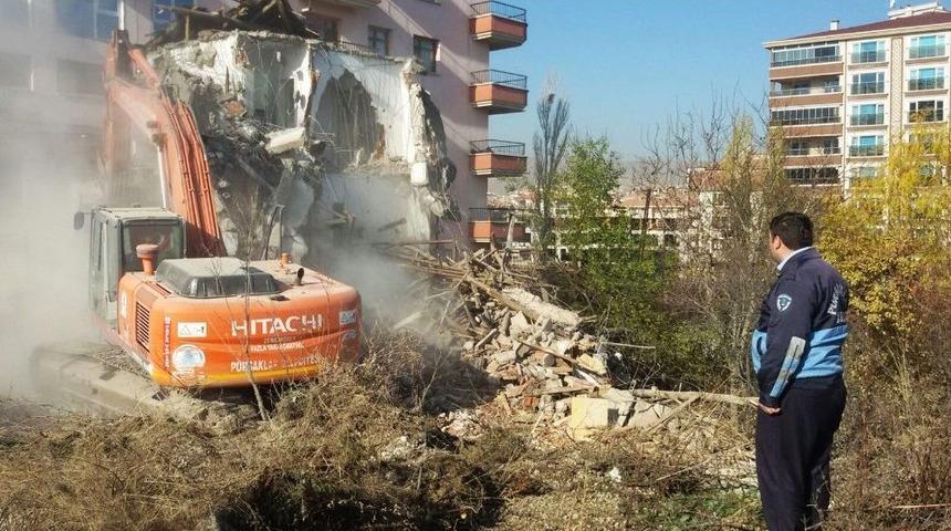 Pursaklar&rsquo;da Metruk Yapılar Yıkıldı