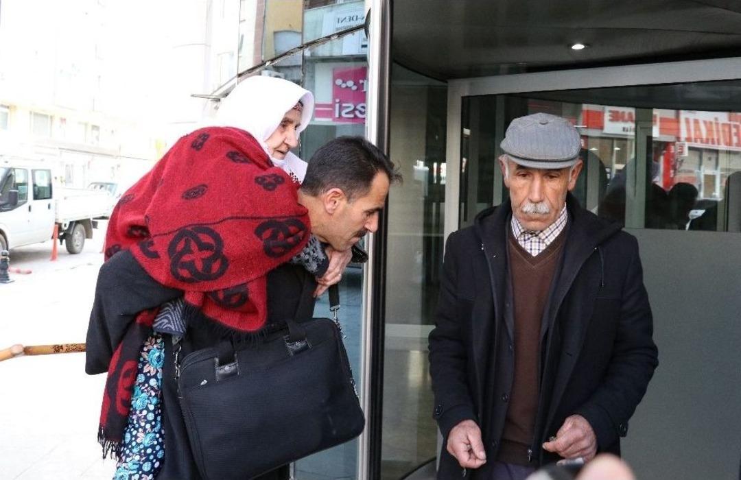 (&ouml;zel Haber) Vefalı Evlat 17 Yıldır Annesini Sırtında Taşıyor