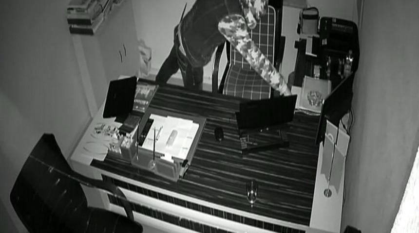 Laptopları &Ccedil;alarken Kapşonla Y&uuml;z&uuml;n&uuml; Kapattı