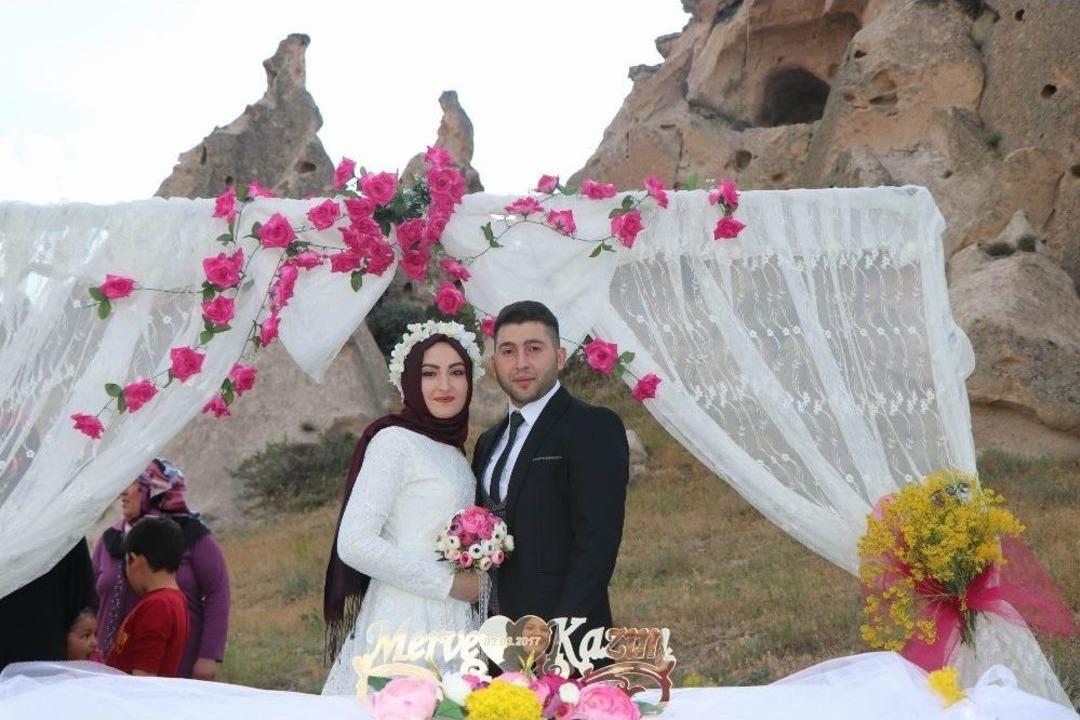 Gen&ccedil; &Ccedil;iftler Nikah Kıydırmak İ&ccedil;in Arzu Ve Kamber Kayalığını Se&ccedil;iyor