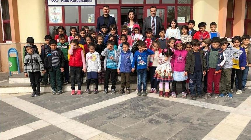 Minik &Ouml;ğrenciler K&uuml;t&uuml;phane İle Tanıştı