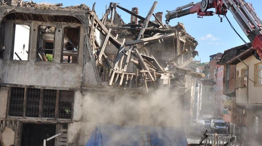 &Ccedil;evreye Tehlike Sa&ccedil;an Tescilli Konak Yıkıldı