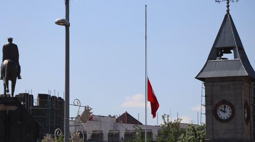 Kayseri&rsquo;de Bayraklar Yarıya İndirildi