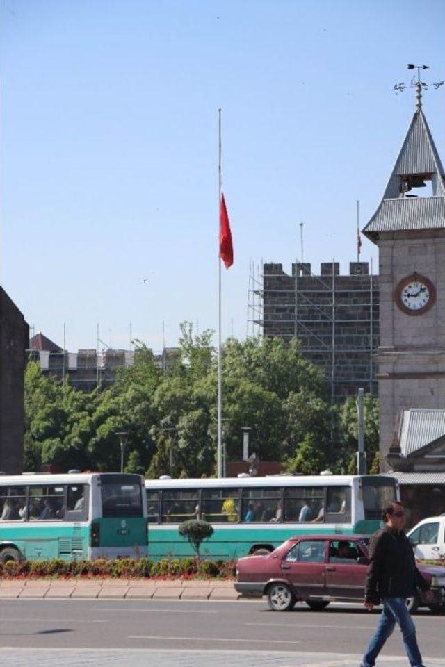 Kayseri’de Bayraklar Yarıya İndirildi