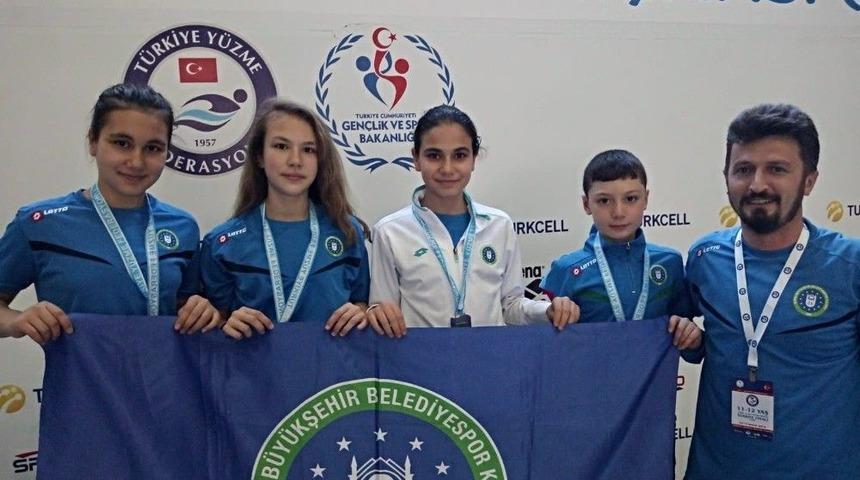 K&uuml;&ccedil;&uuml;k Kula&ccedil;lar K&uuml;rs&uuml;den İnmiyor