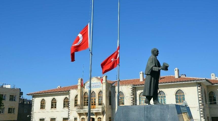 Suriye Sınırındaki Kilis&rsquo;te Bayraklar Yarıya İndirildi