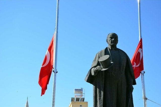 Suriye Sınırındaki Kilis’te Bayraklar Yarıya İndirildi