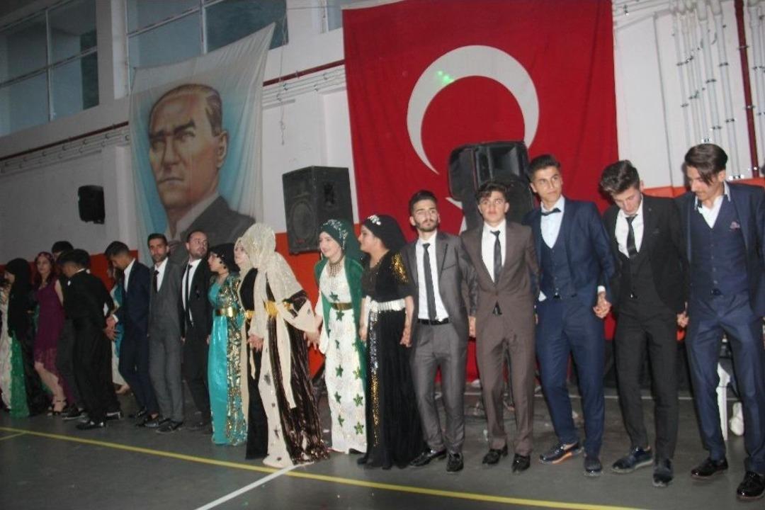 Şemdinli&rsquo;de Mezuniyet Gecesi