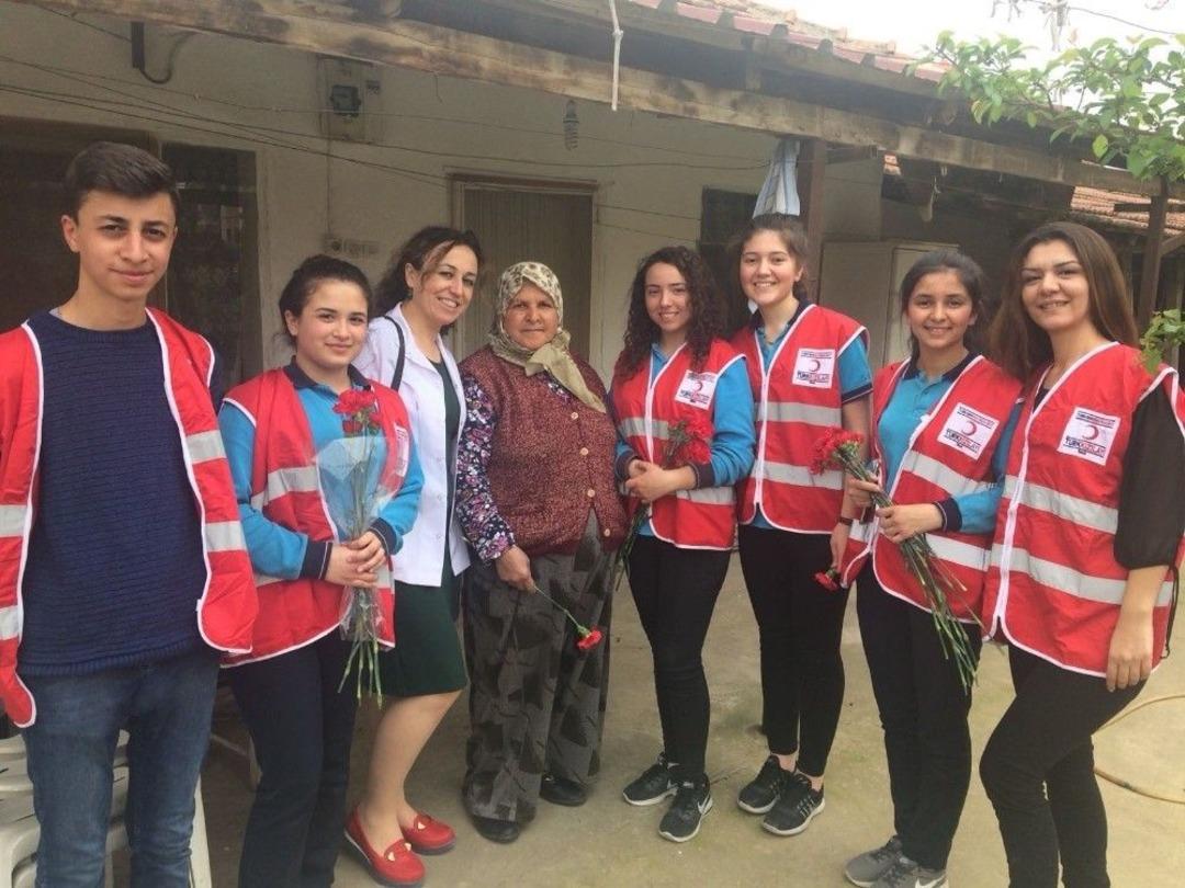 Gen&ccedil; Kızılaycılardan Yaşlılara &Ccedil;i&ccedil;ek