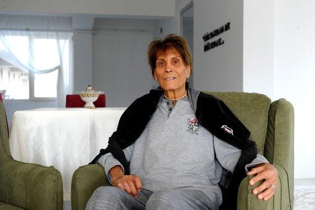 Barınma Evinde Kalan S&uuml;per Star 1