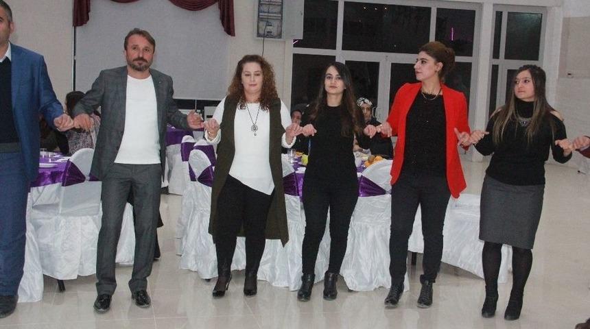 Hakkari&rsquo;de Halaylı &Ouml;ğretmenler G&uuml;n&uuml; Kutlaması