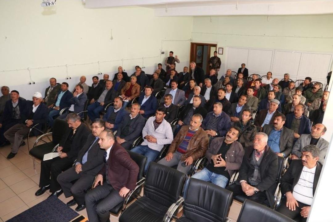 Kaymakam &Ccedil;etin, Muhtarla Bir Araya Geldi