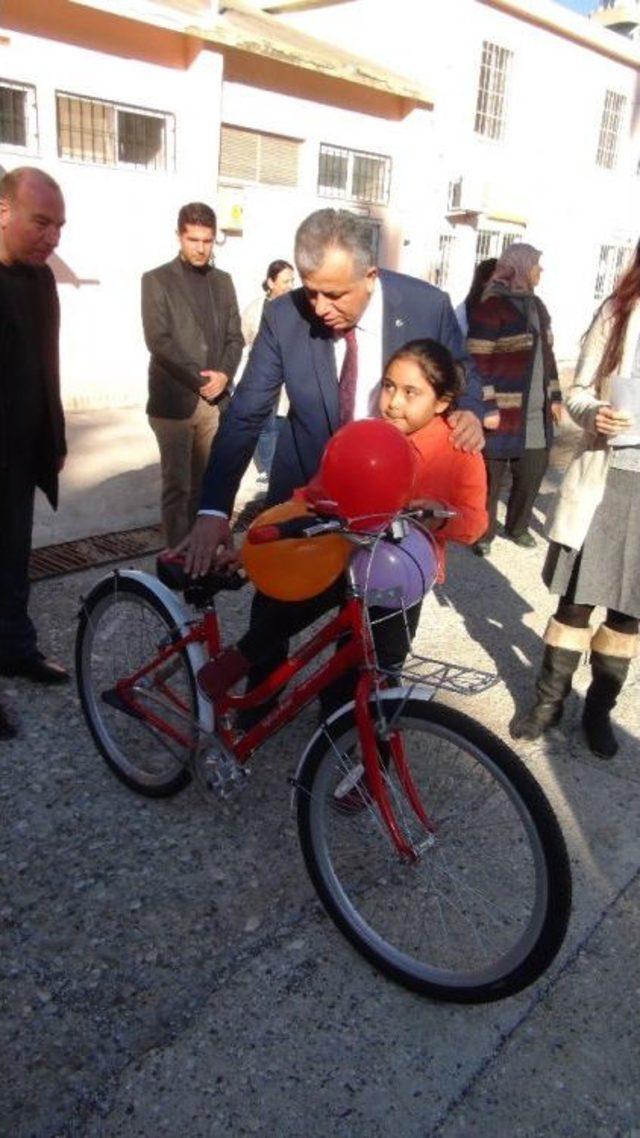 Silifke’de Çocuklara Bisiklet Dağıtıldı