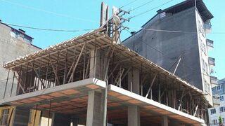 Elektrik Direği Kaldırılmayınca Direği Binanın Köşesinden Geçirdi