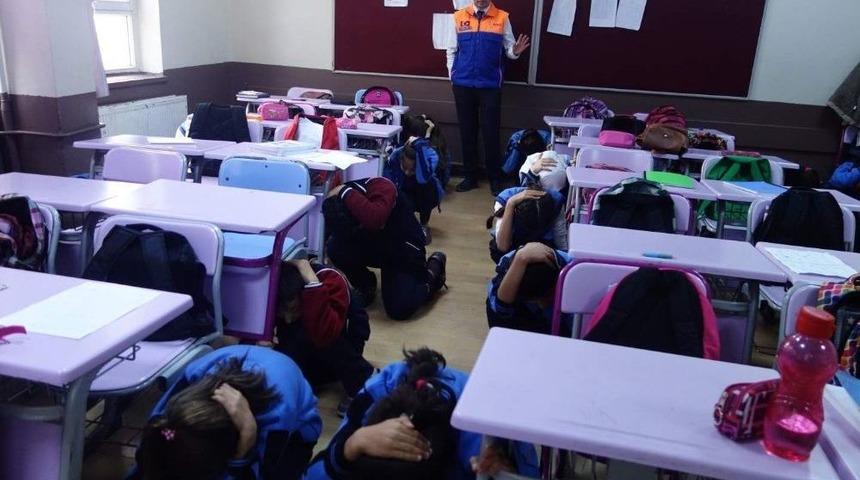 Ortaokullarda "afet Bilinci Ve Deprem" Konulu Eğitimler Devam Ediyor
