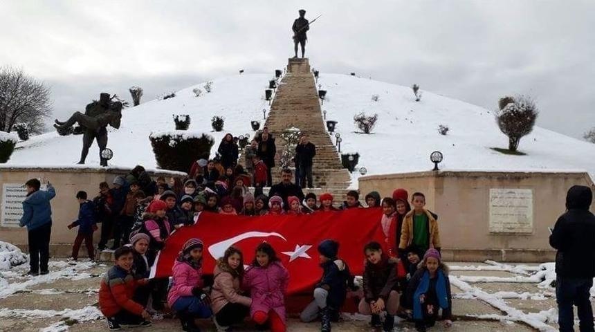 Uşaklı &Ouml;ğrenciler Dumlupınar Şehitliği&rsquo;ni Ziyaret Etti
