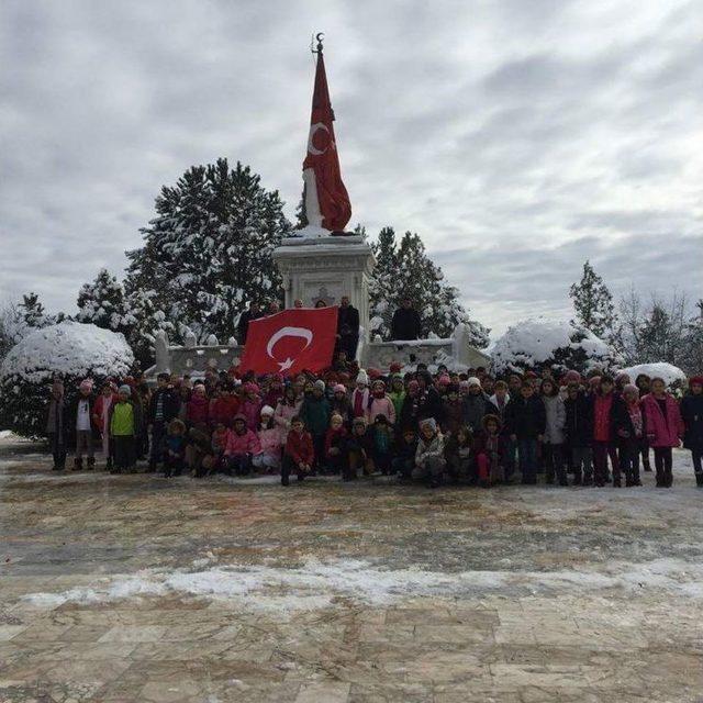 Uşaklı Öğrenciler Dumlupınar Şehitliği’ni Ziyaret Etti