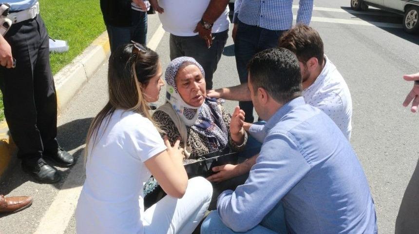 Yolda Bulduğu Kartonla Yaralının Kolunu Sabitledi