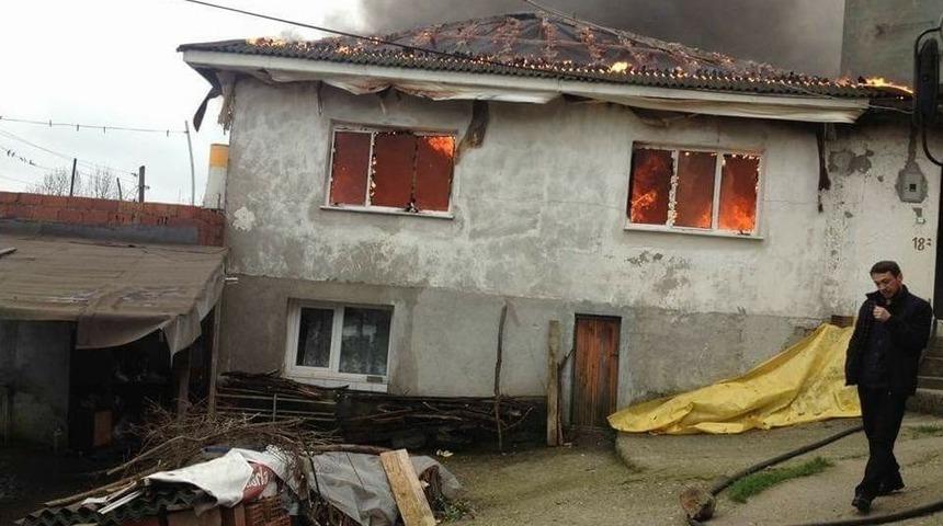 K&uuml;l Olan Evde Kur&rsquo;an-ı Kerim Yanmadı