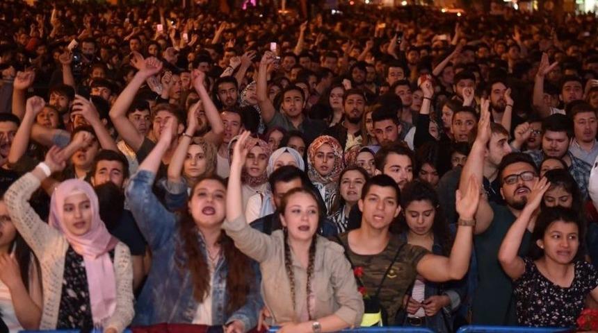 Milli Yas Haberini Alan Ece Se&ccedil;kin Sahneyi G&ouml;zyaşlarıyla Terk Etti