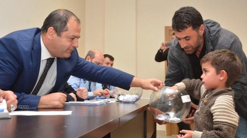 K&ouml;rfez&rsquo;in Yeni Pazarı İ&ccedil;in Tezgah Yeri Kuraları &Ccedil;ekildi