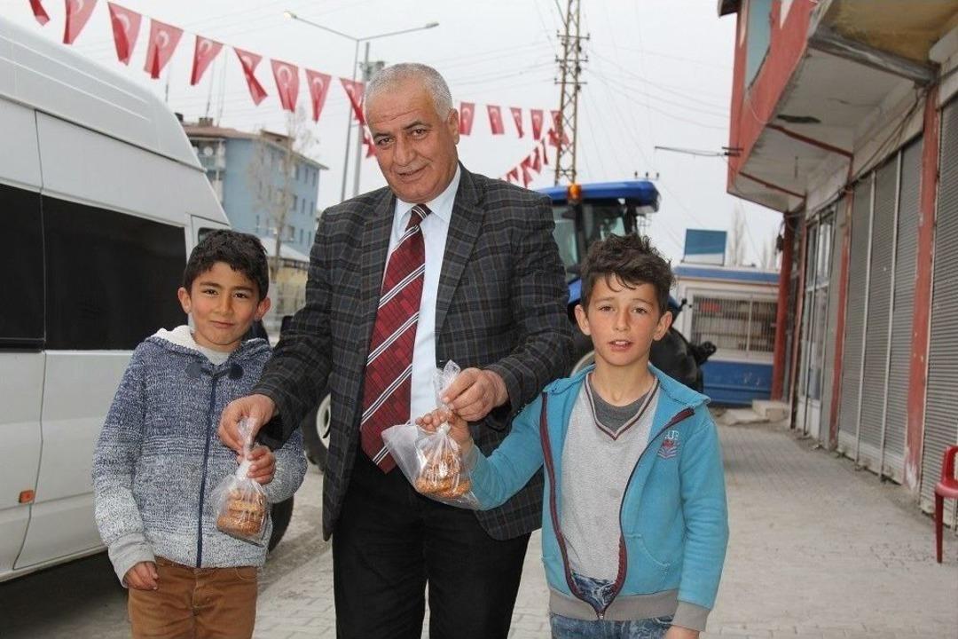 Başkale Belediyesi Kandil Simidi Dağıttı