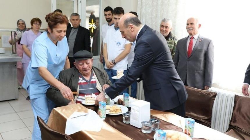 Vali &Ccedil;ift&ccedil;i Huzurevi Sakinleriyle Bir Araya Geldi