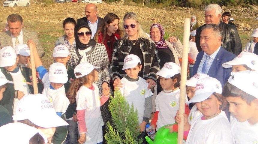 Zeliha Su, &Ccedil;ocuklarla Fidan Dikti