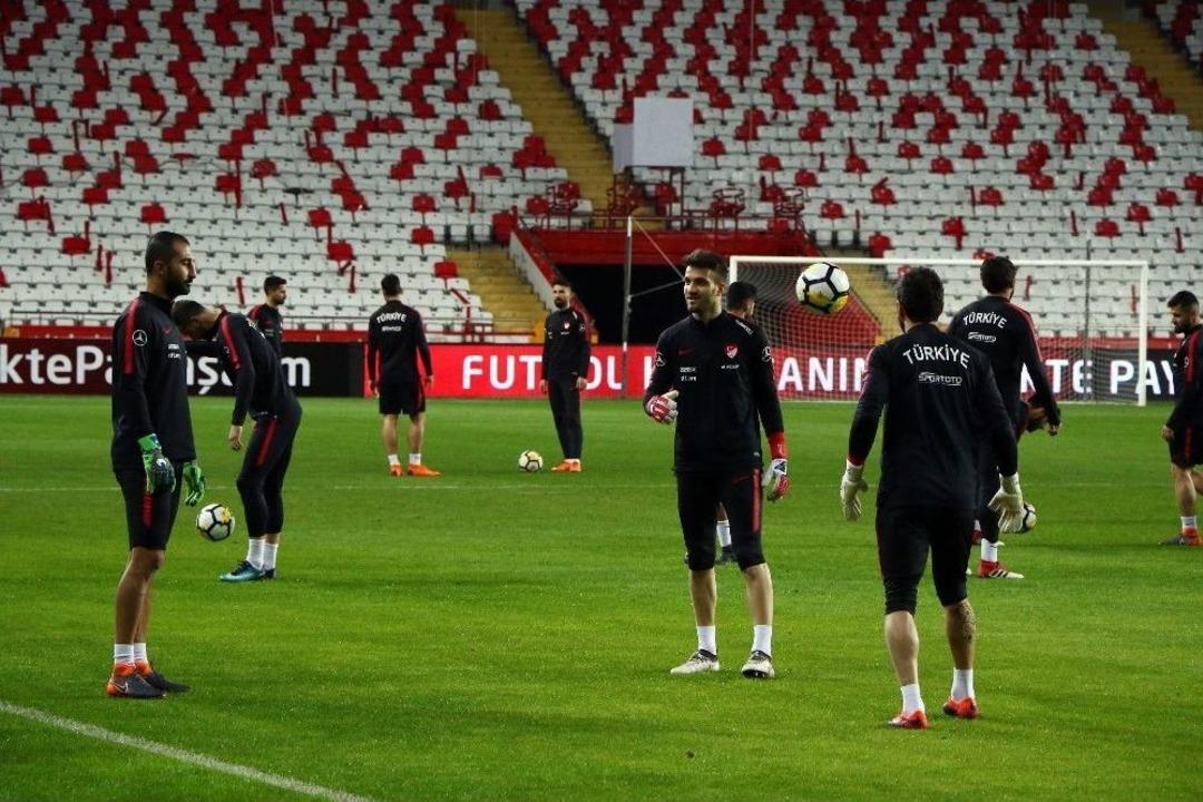 A Milli Takım, İrlanda Ma&ccedil;ı Hazırlıklarını Tamamladı