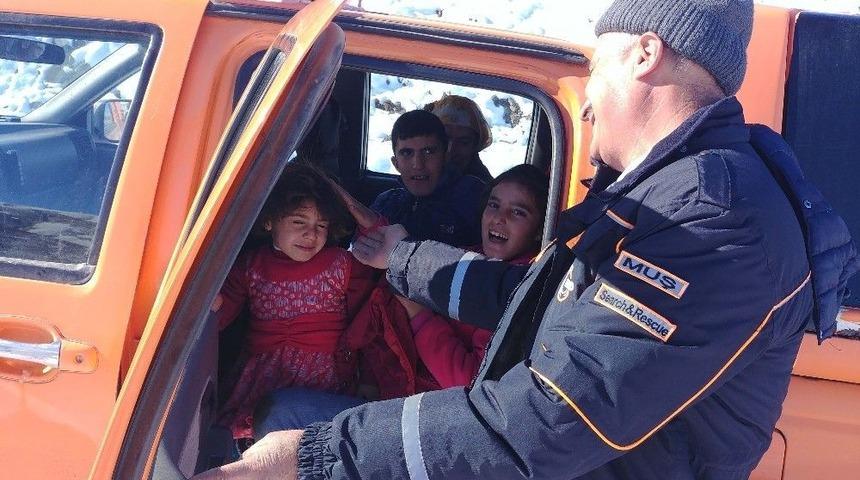 Kar Nedeniyle K&ouml;yden &Ccedil;ıkamayanların İmdadına Afad Yetişti