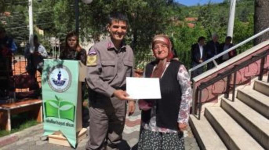 71 Yaşındaki Naciye Nine&rsquo;nin &Ouml;ğrenerek Yaşama Tutunması &Ouml;rnek Oldu