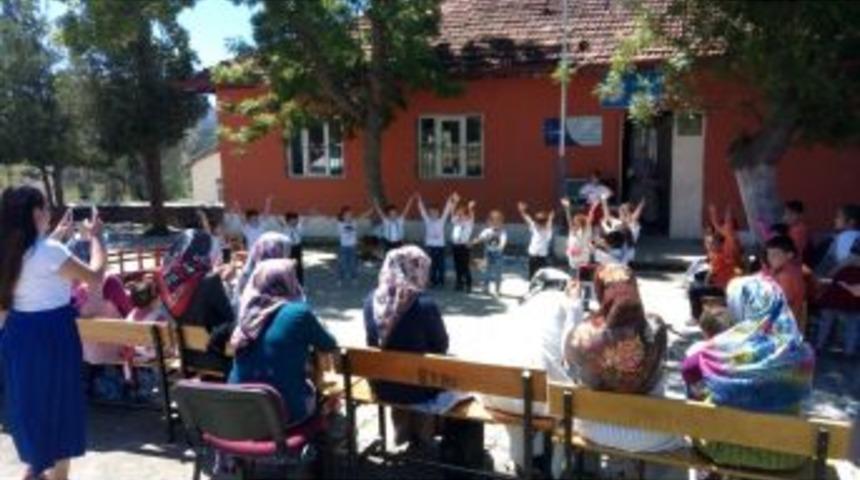 Annelerini Duygulandılar