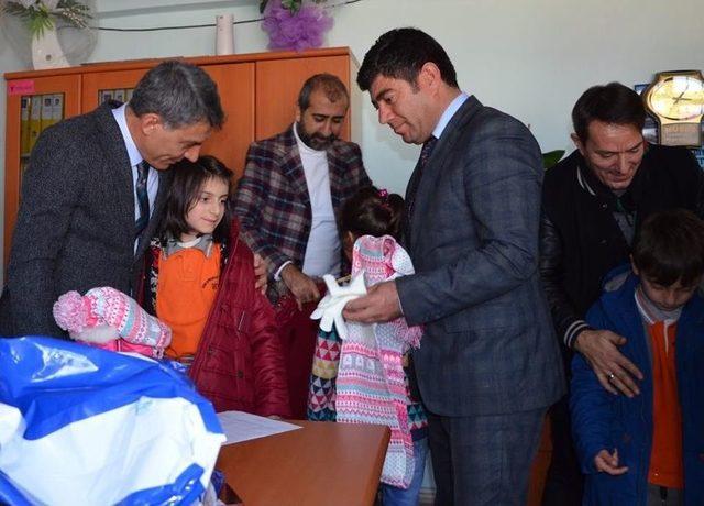 Tatvan&rsquo;da İhtiya&ccedil; Sahibi &Ouml;ğrencilere Giyim Yardımı 1